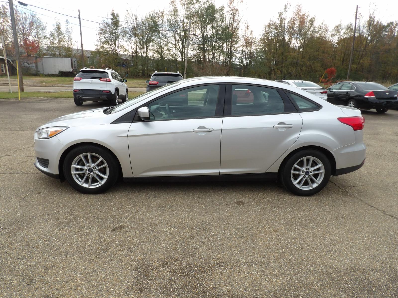 2018 Ingot Silver Metallic /Black Ford Focus SE (1FADP3FE4JL) with an 1.0L engine, automatic transmission, located at 401 First NE, Bearden, AR, 71720, (870) 687-3414, 33.726528, -92.611519 - Photo #1